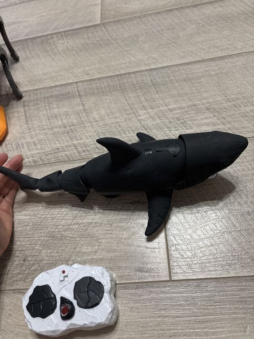 Акула на пульту игрушка
