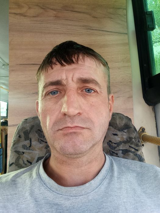 Перекидаю уголь рублю дрова