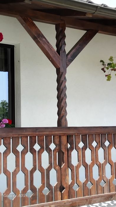 Stalpi din lemn cu model traditional