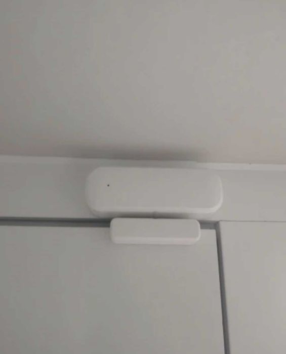 Смарт сензори за врата и вода известяване при отваряне или теч