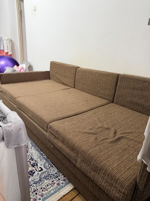 Диван раздвижной есть внизу большой отсек для вещей