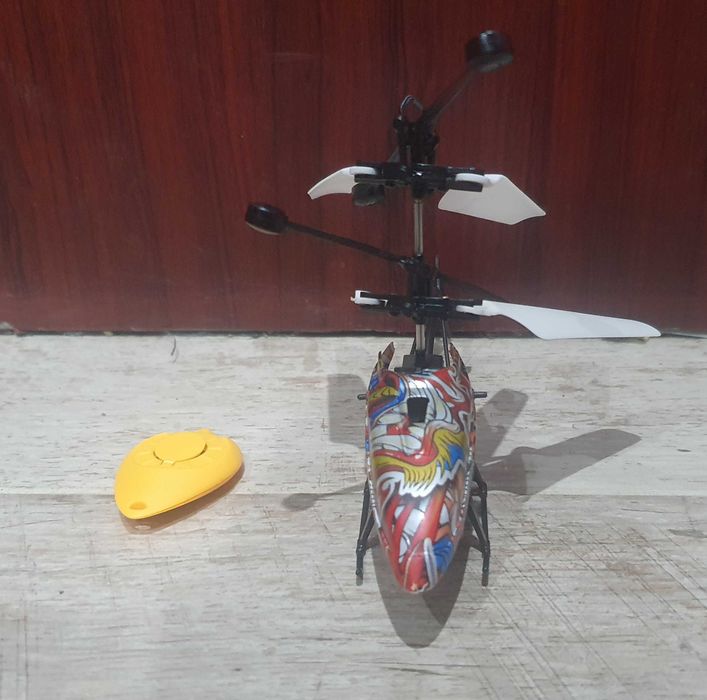 Хеликоптер с дистанционно и сензорно движение