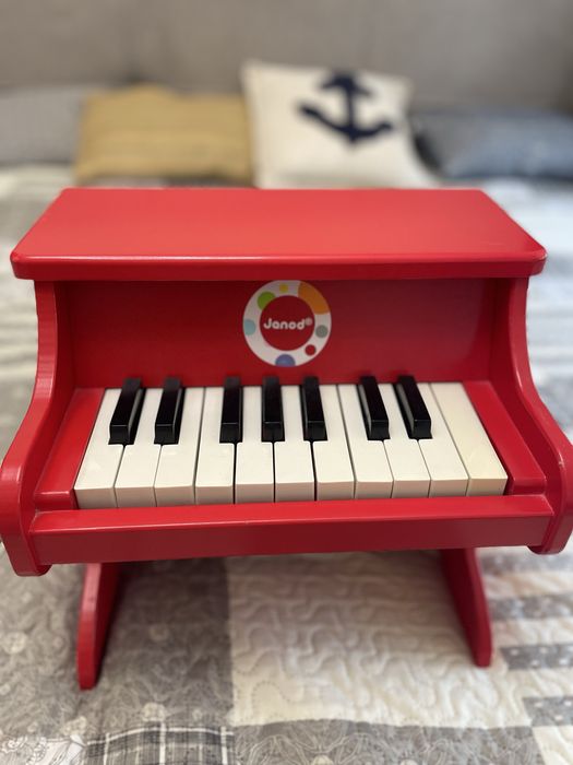 Дървено детско пиано