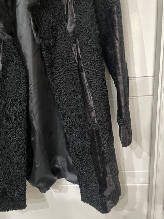 Шуба до колен каракуль