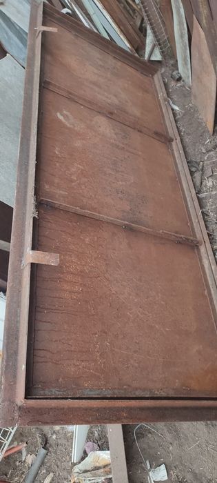 Двери железные продам.