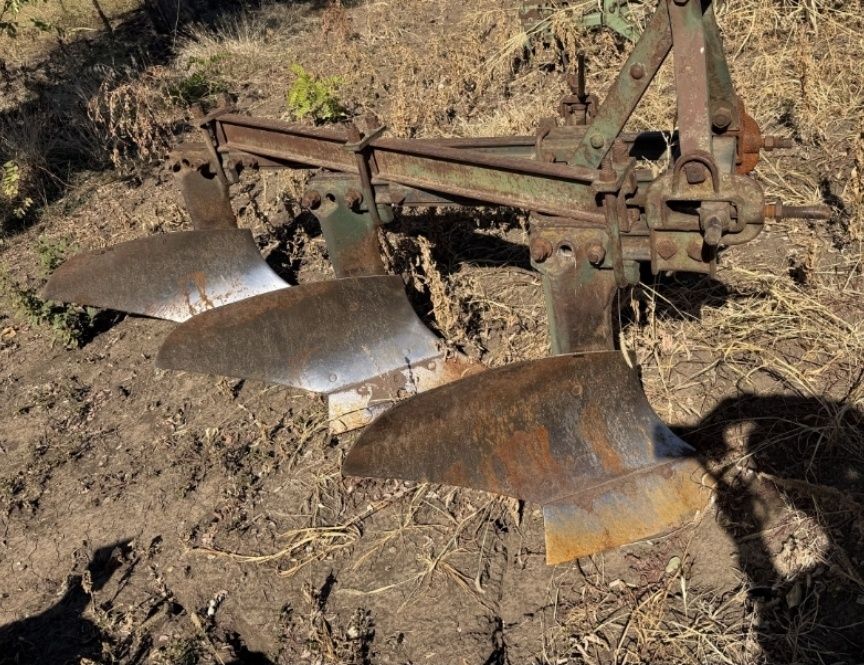 Vând plug agricol pp3
