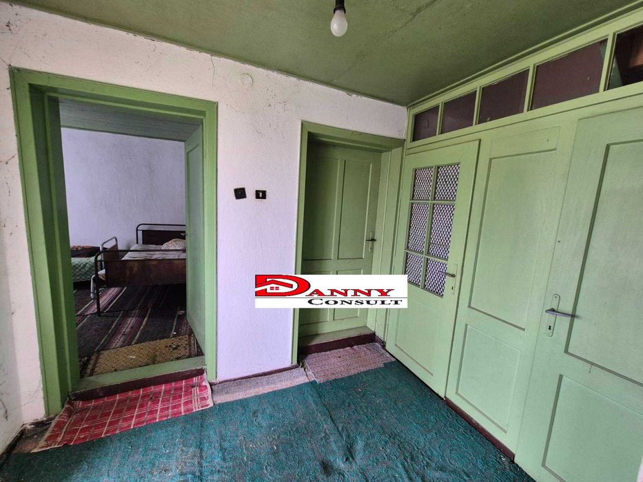 Двуетажна къща с двор и кладенец в с. Иванча