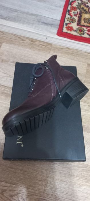 Продам женские кожаные ботинки