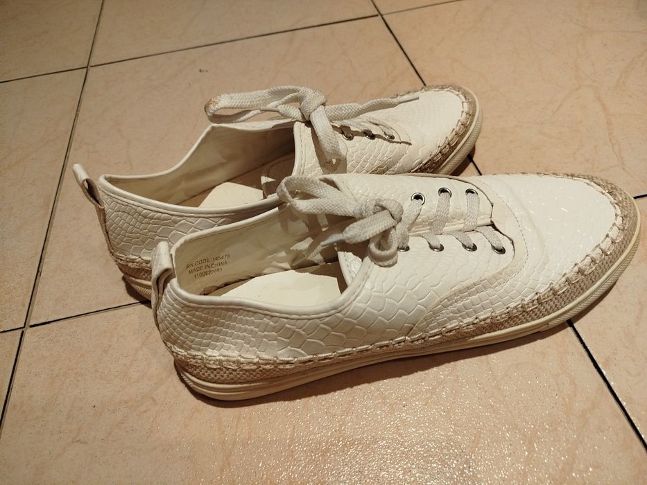 Кожени нови обувки