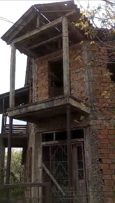 Constructie la rosu +teren 17 ari aproximativ