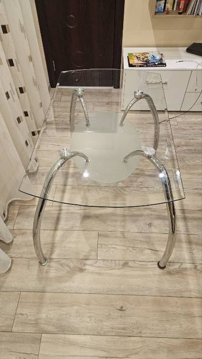 Стъклена трапезна маса