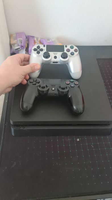 Vând ps 4 reducere  este modelu slim  foarte silențios
