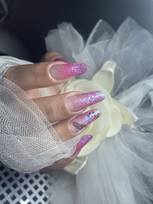 Realizez manichiura-pedichiura  gel și semi