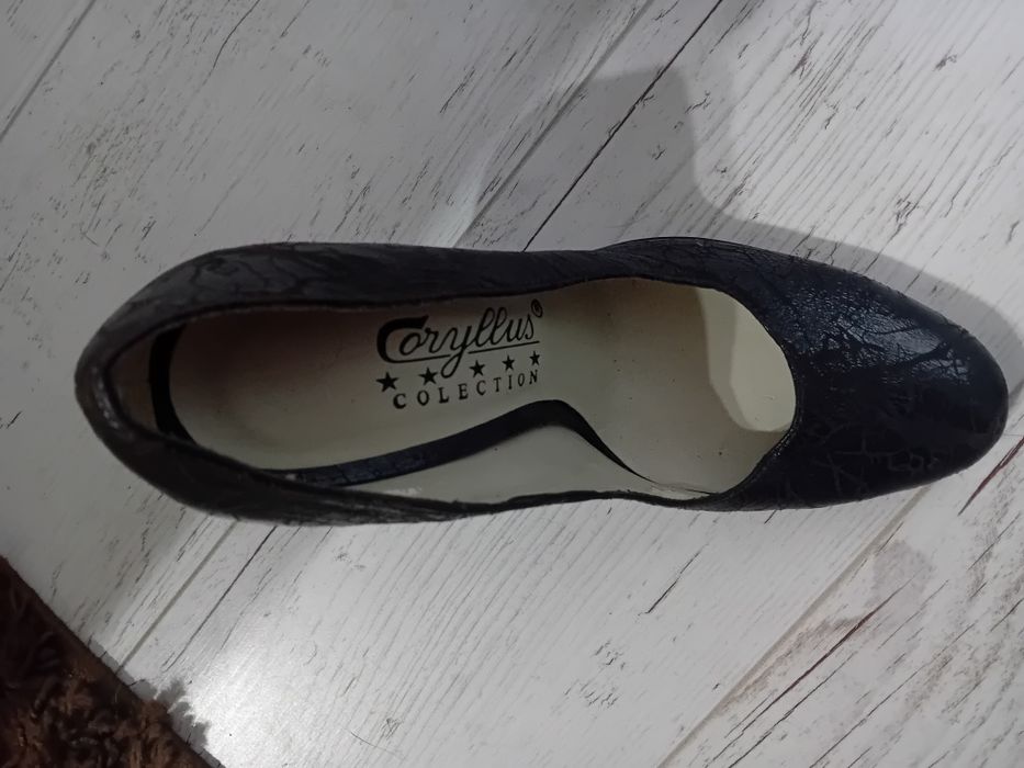Pantofi din piele naturala, maro cu model ,preț 150 ron