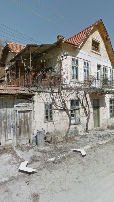 Къща с голям двор    1390 кв.м