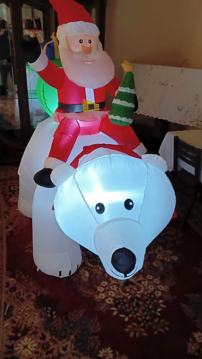 Надувной Санта и Медведь, головой двигает,внутри есть свет.