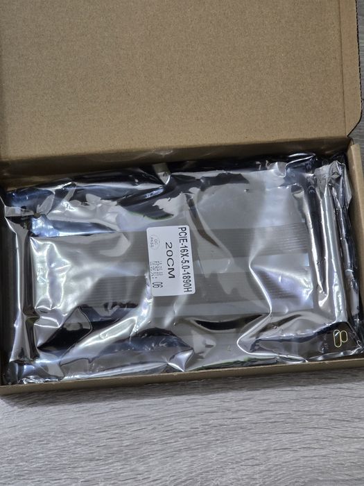 Cablu Riser PCIe 5.0 x16 pentru Montaj Vertical GPU – 20cm, Negru, Nou