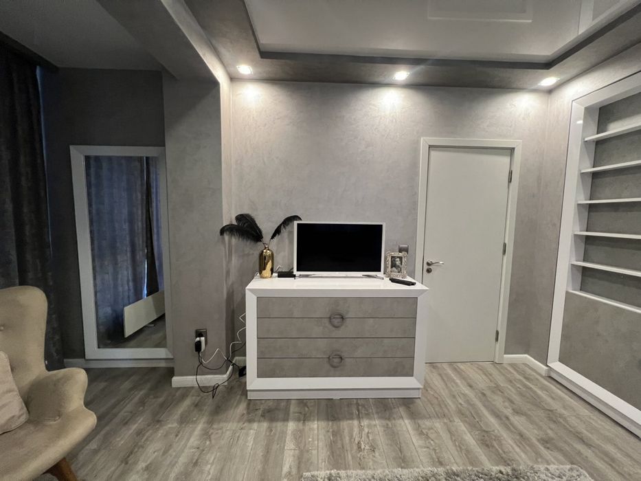 Дава се под наем Тристаен апартамент в Варна, Център - 74 кв.м за 1100 € - Снимка #11