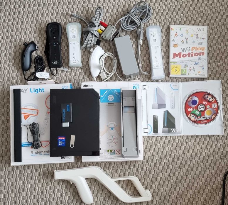 Consolă Nintendo Wii modata + 2 manete/nunchucks + balance board