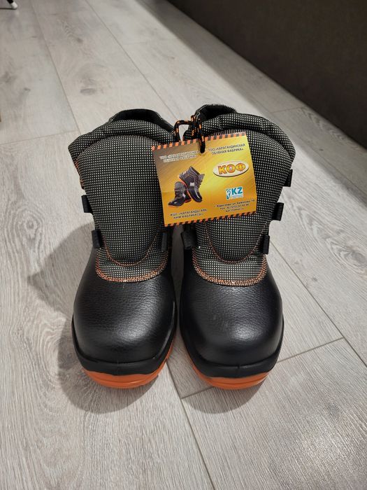 Продаю  рабочие  ботинки .