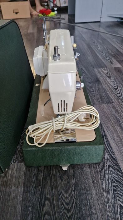 Mașină de cusut manuală clasică, marca Łucznik