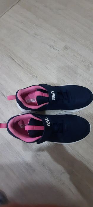 Продам кроссовки 39 р