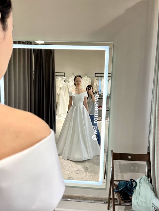 Свадебное атласное платье