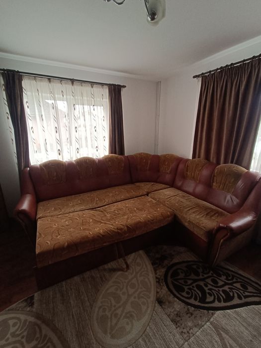 Colțar extensibil, culoare maro – confortabil și practic.