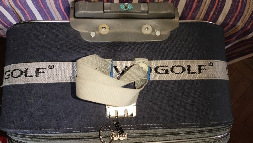 Чемодан двухколёсный 75 см на запчасти. Чит.описание