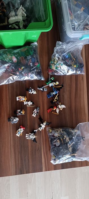 Лот китайско лего над 10 кг и 150  фигурки и екипировка