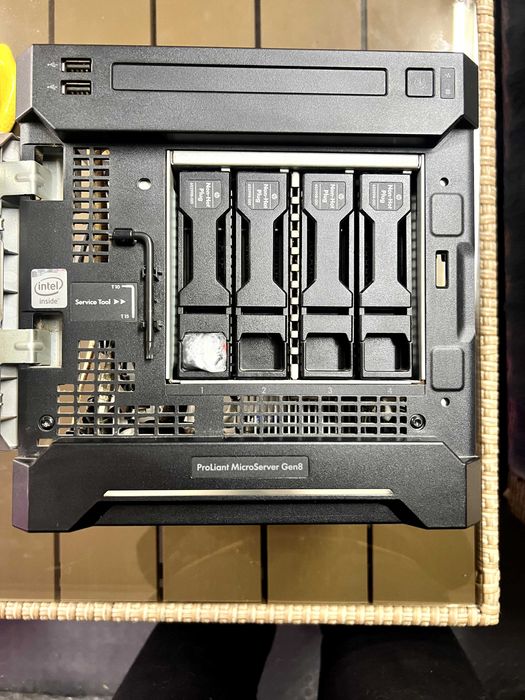 HP ProLiant MicroServer Gen8 (Xeon e3 1220 v3 3.10 ghz, 16GB RAM)