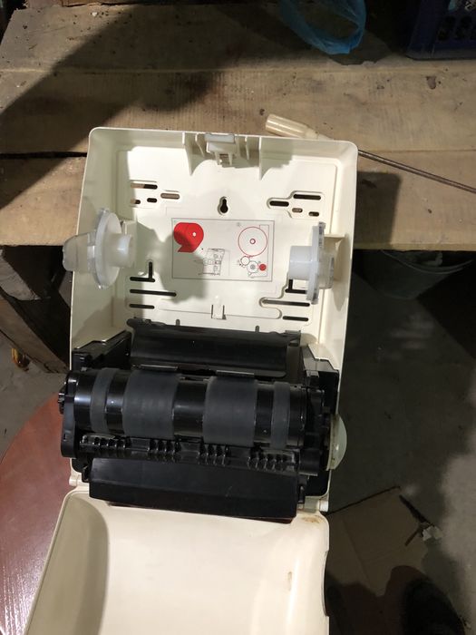 Продам диспенсер для бумажных полотенцев