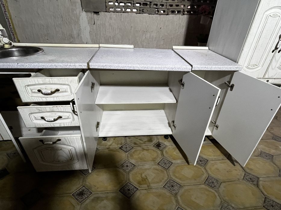 Продам кухонный гарнитур белый