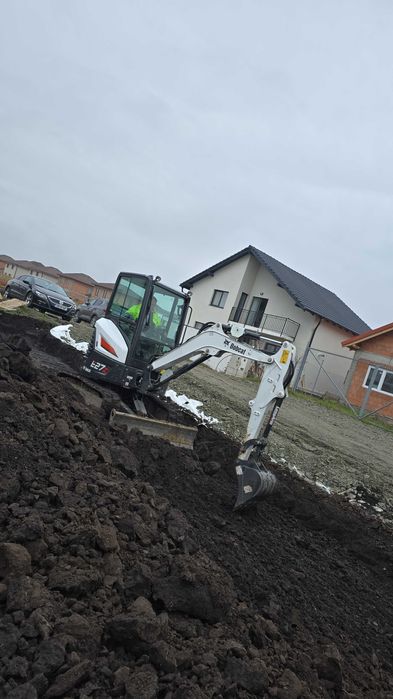 Executam sapaturi mecanizate cu excavatorul