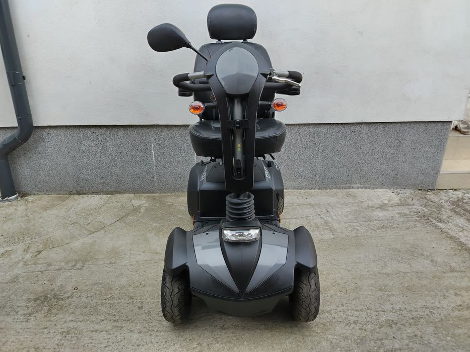 Cărucior scuter electric persoane cu dizabilități