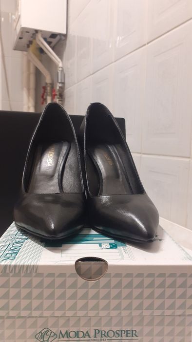 Vand  pantofi  negri  de  piele nat.mar.38 stiletto