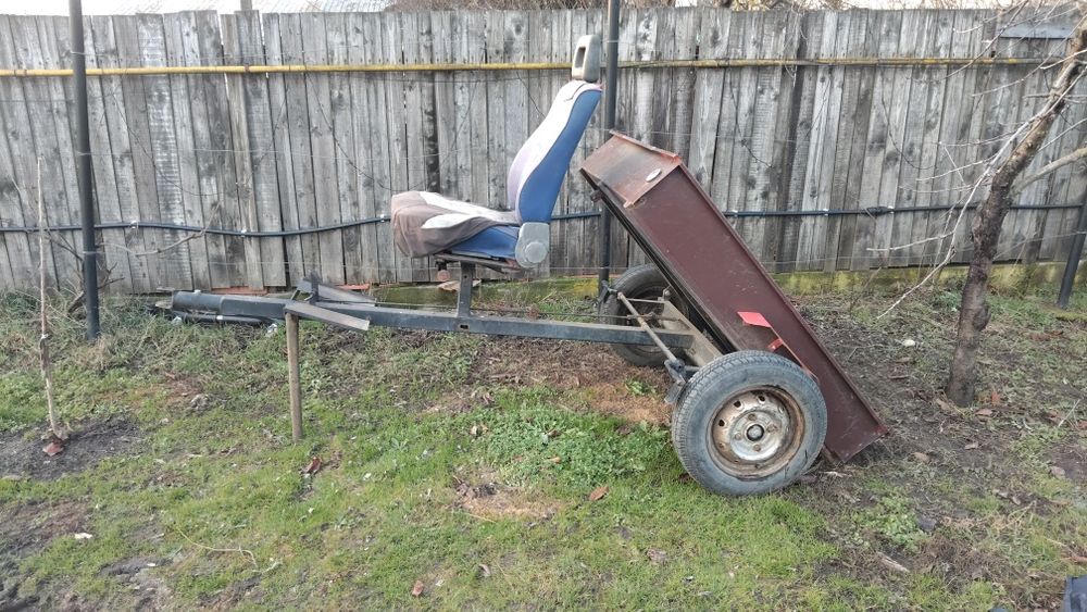 Remorcă basculabilă plus cărucior cu greblă și preșitoare pentru motoc