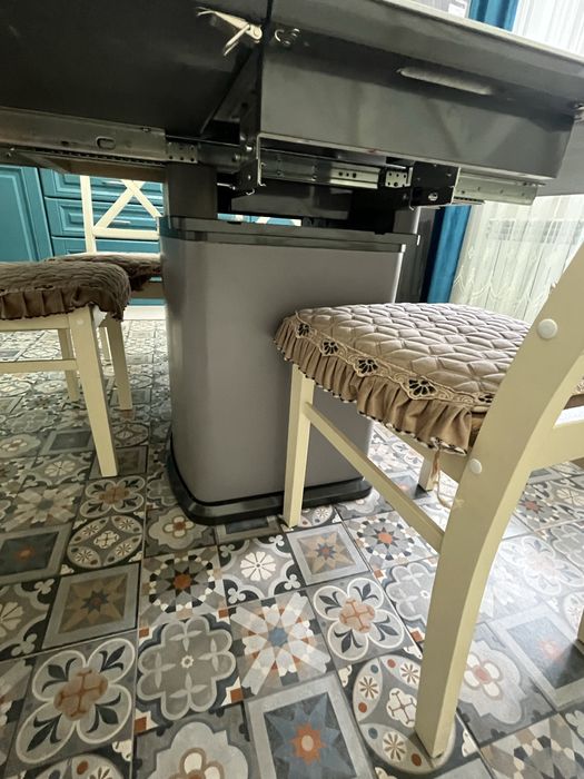 Стол и стулья в кухню