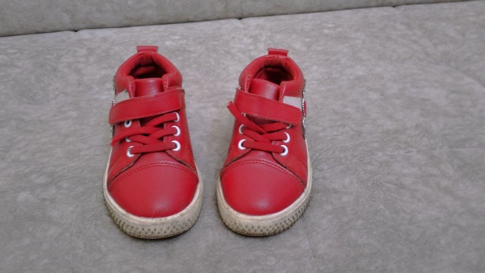 Продаются кроссовки для девочки размер 30