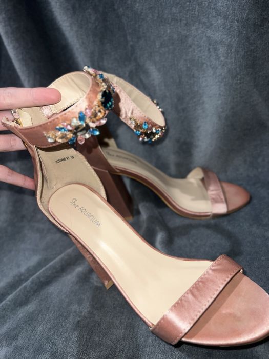 Високи обувки в розово на ток и платформа