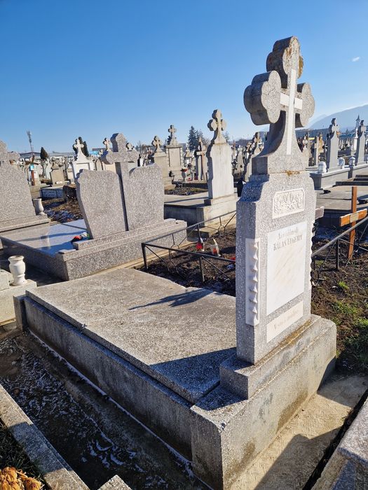 Vând loc de veci-Cimitirul Central Brasov
Pe a 5-a alee de la intrar