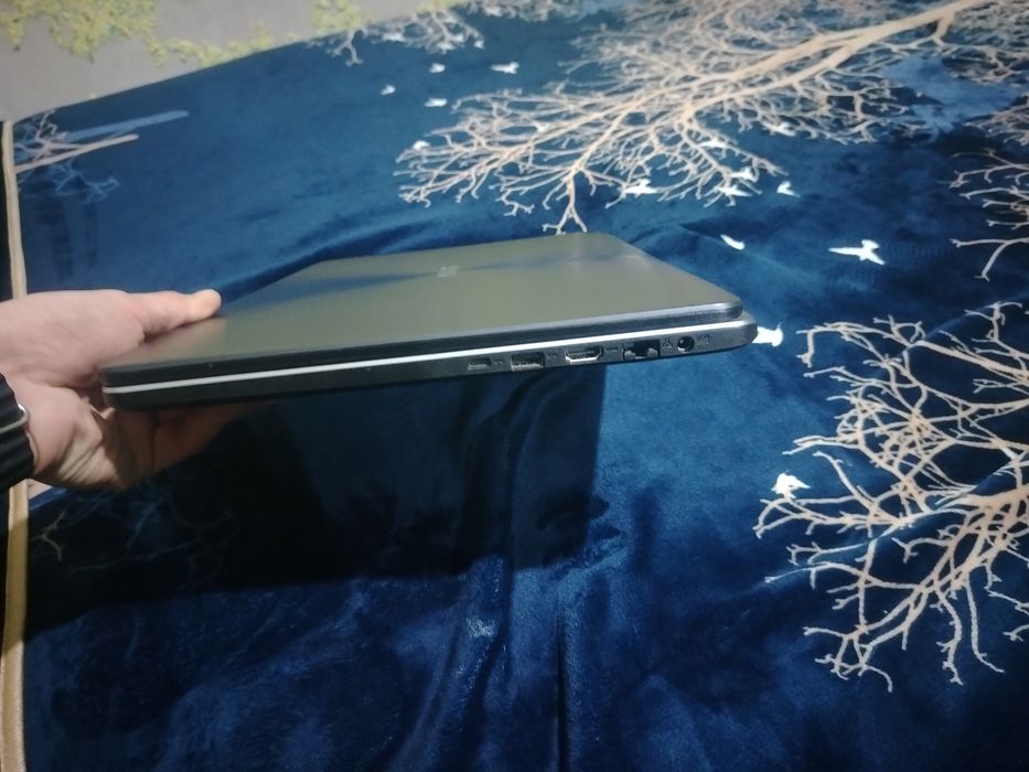 Нотбук срочна сотилади