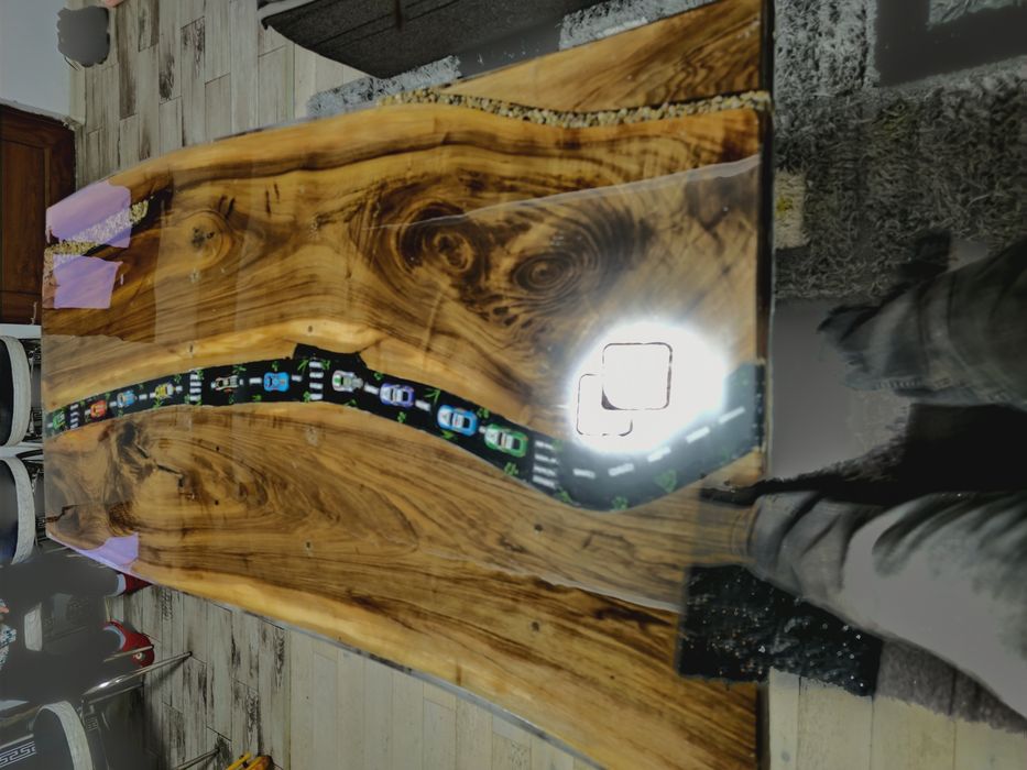 Masa de nuc si rășină