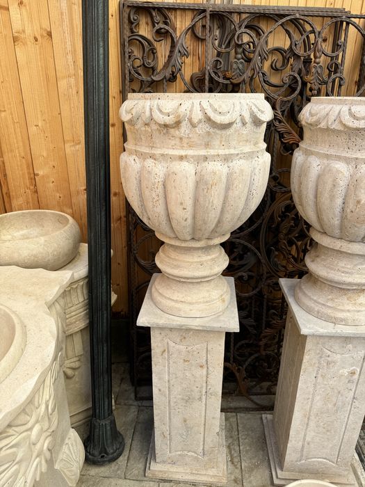 Postament cu jardiniera travertin