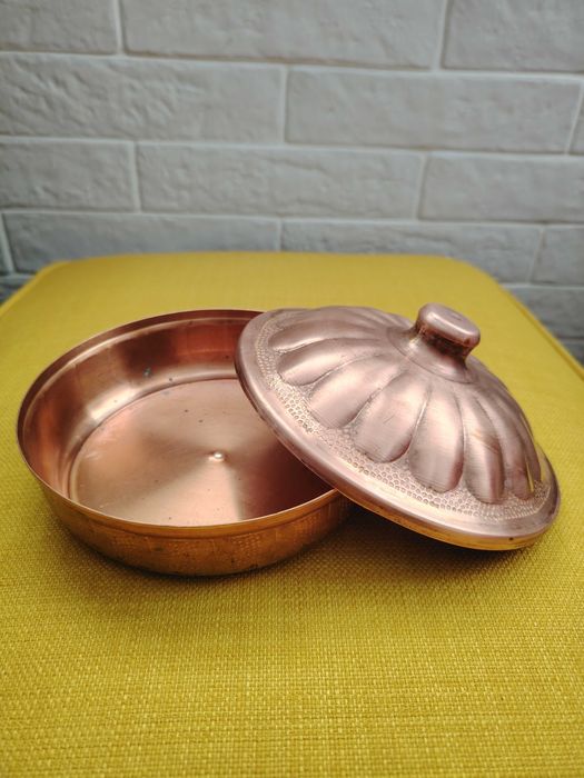 Кръгла медна кутия с капак за бижута