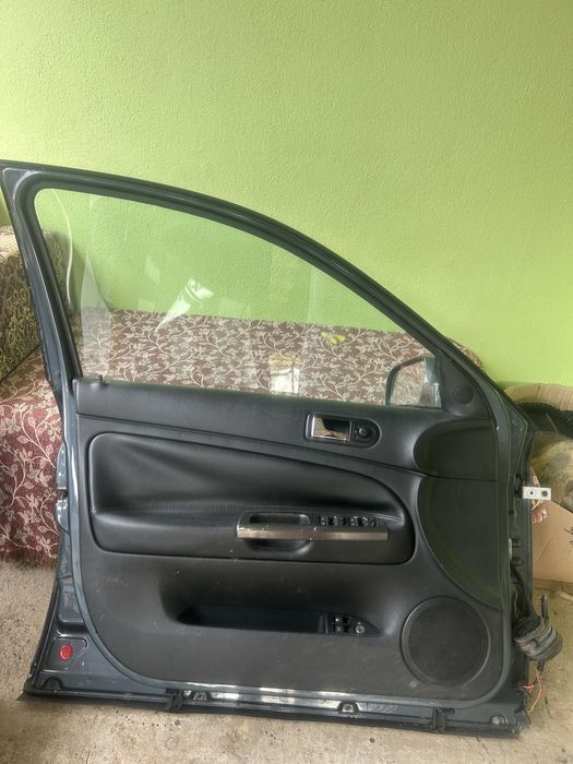 Vând uși fața spate în stare perfectă vw pasat b5 2001