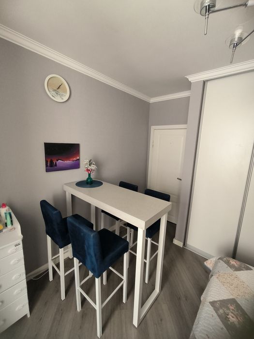 Барный стол и стулья