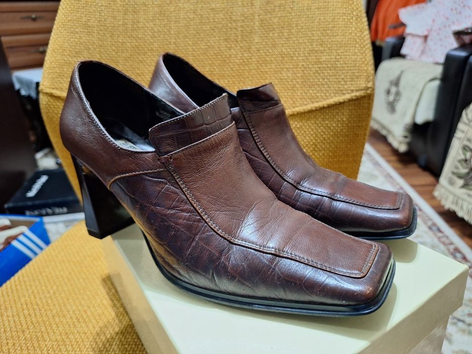 Pantofi din piele cu toc si fermoar nr. 37