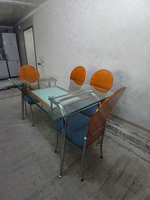 Продам кухонный стол со стульями