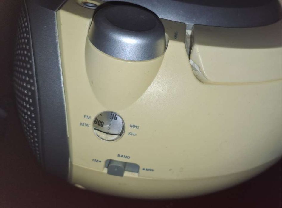 Продаю CD проигрыватель (магнитола) Philips